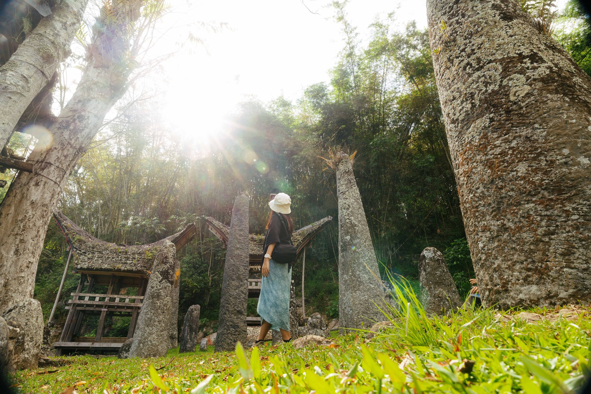 Asian Woman Explorinng Takig Picture Heritage Site Bori' Kalimbuang Toraja